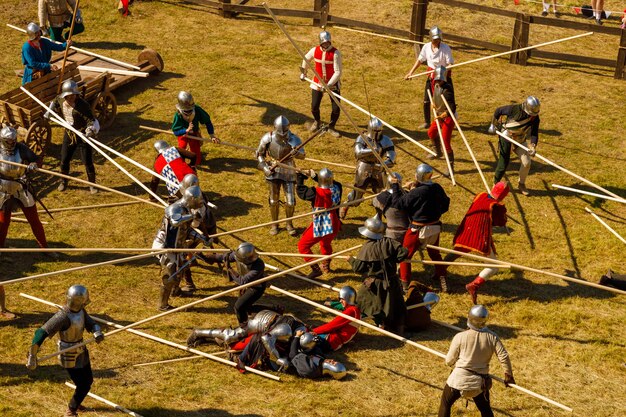 Des chevaliers en armure médiévale se battent lors du tournoi en été. photo de haute qualité