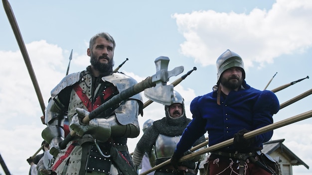 Les chevaliers en offensive Les chevaliers sont avec des lances et des casques sur la tête