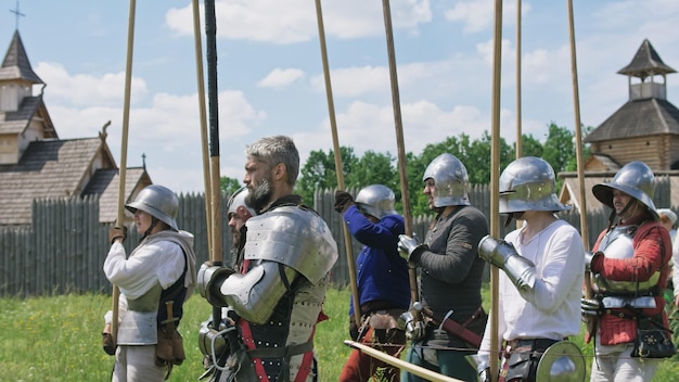 Photo les chevaliers en offensive les chevaliers sont avec des lances et des casques sur la tête