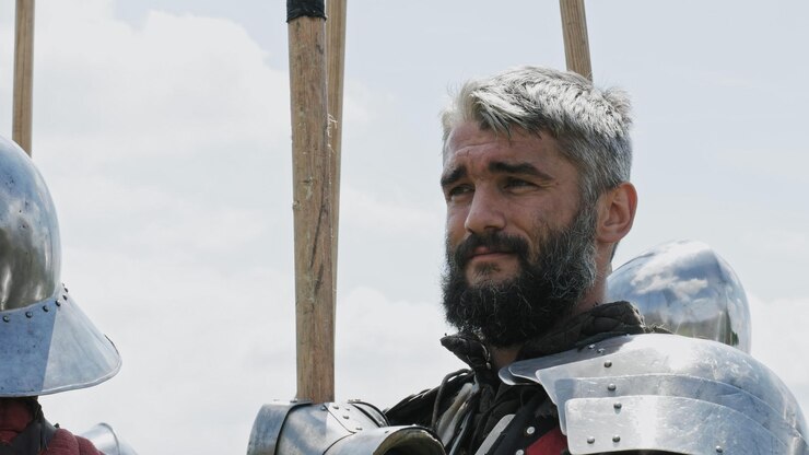 Photo les chevaliers sont avec des lances et des casques sur la tête