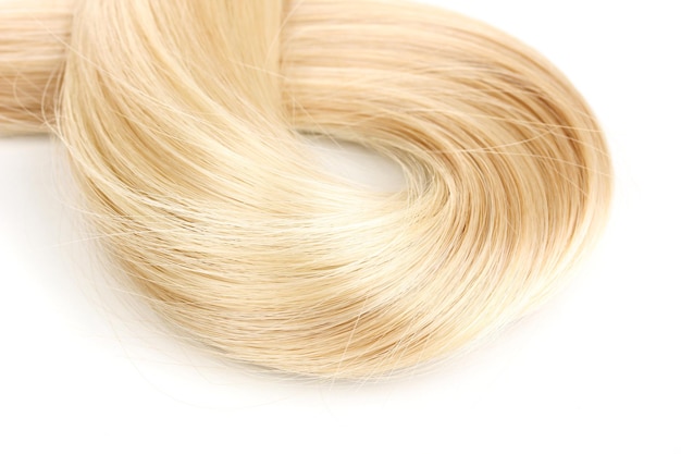 Cheveux blonds brillants isolés sur blanc