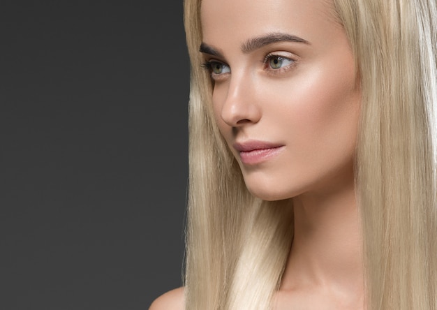 Cheveux blonds femme longue coiffure lisse fond sombre beauté femme