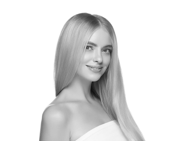 Cheveux blonds femme peau naturelle beauté féminine dents saines sourire. Prise de vue en studio. Monochromes. Gris. Noir et blanc.