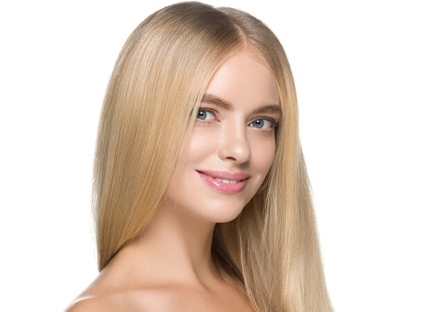 Cheveux blonds femme peau naturelle beauté féminine dents saines sourire. Prise de vue en studio.