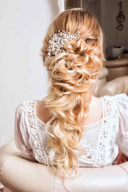 Cheveux blonds femme en robe blanche