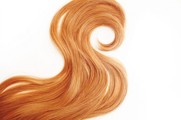 Cheveux bouclés blonds isolés. mèche de cheveux clairs ou roux, soin des cheveux