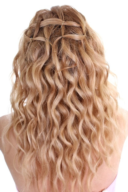 Cheveux bouclés femme sur fond blanc