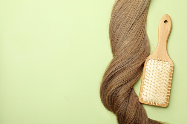 Cheveux Féminins Avec Brosse à Cheveux Sur Fond Vert