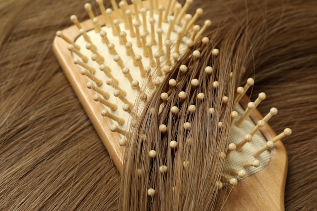 Cheveux féminins avec brosse à cheveux, gros plan