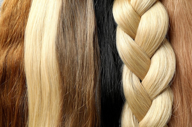 Cheveux féminins de couleur différente sur fond entier, gros plan