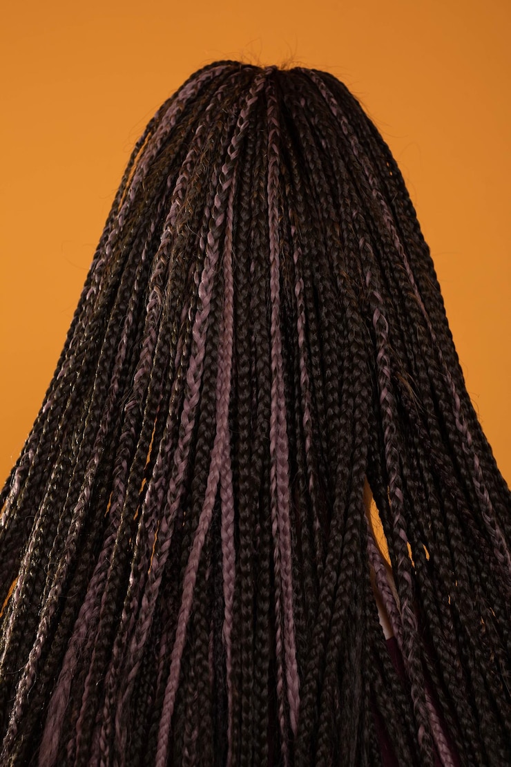 Photo les cheveux des femmes sont attachés dans de nombreuses petites tresses qui créent une coiffure intéressante