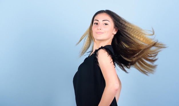 Cheveux frisés volumineux Boucler et friser les cheveux Conseils de coiffage pour les coiffeurs Coiffure frisée à la mode Coiffure stylée pour fille à la mode