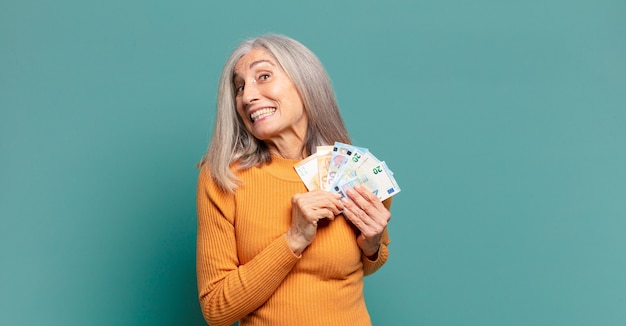 Cheveux gris femme pré avec billets