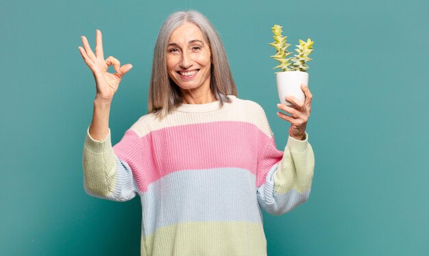 cheveux gris jolie femme avec un cactus