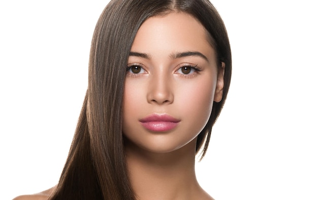 Cheveux lisses femme beauté cheveux longs fille aux lèvres roses. Isolé sur blanc.