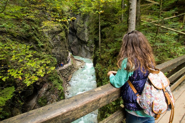 Cheveux longs femme vue arrière pont rivière