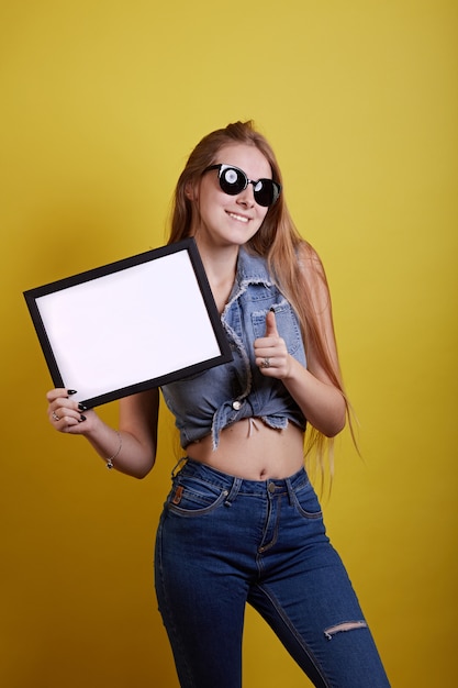 Cheveux longs fille à lunettes