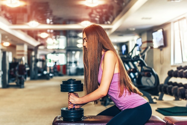 Cheveux longs jolie fille s&#39;entraînant dans le gymnase