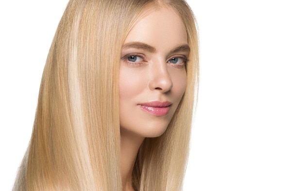 Cheveux longs et lisses beauté femme portrait coiffure blonde peau de cheveux sains. Isolé sur blanc.