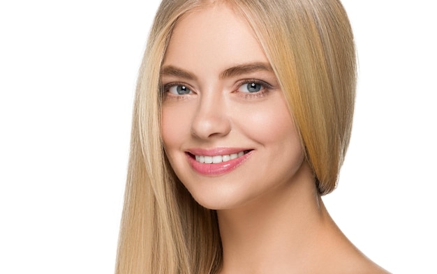 Cheveux longs et lisses beauté femme portrait coiffure blonde peau de cheveux sains. Isolé sur blanc.