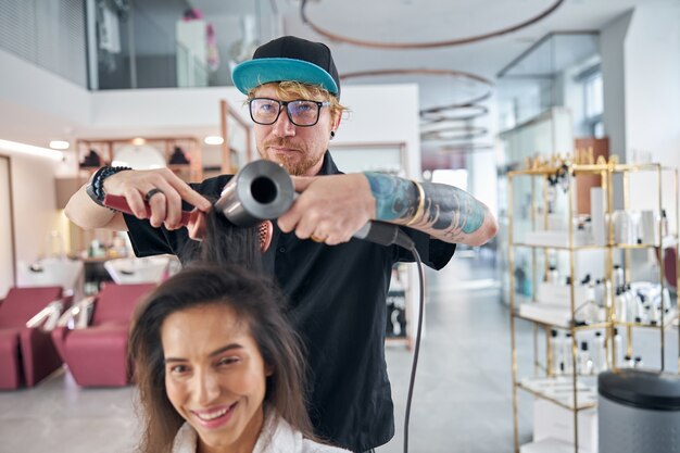 Cheveux presque secs avec une coiffure soignée