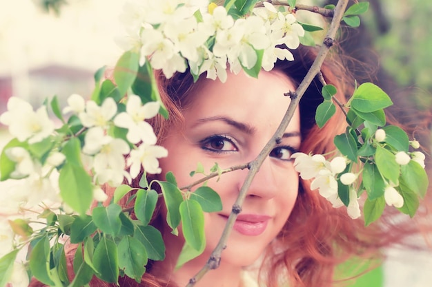 cheveux rouges, femmes, dans, fleur pomme, branche