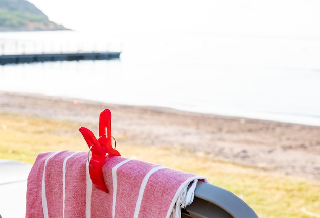 Chevilles rouges sur une serviette de plage