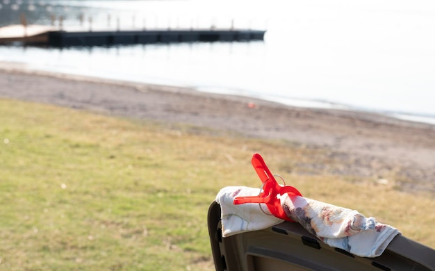 Chevilles rouges sur une serviette de plage