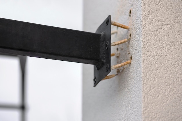 Photo les chevilles ou les vis d'ancrage sont sorties du mur. mauvais fonctionnement, réparation, fixation de mauvaise qualité, chevilles murales.