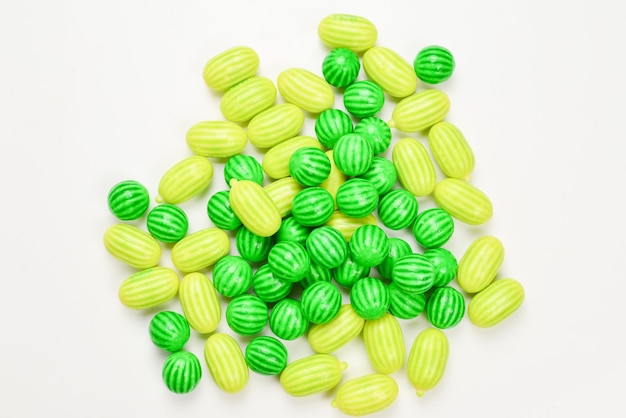 Chewing-gum vert isolé sur fond blanc