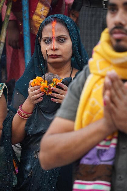 Chhath Puja dévot hindou indien effectuant des rituels de chhath puja