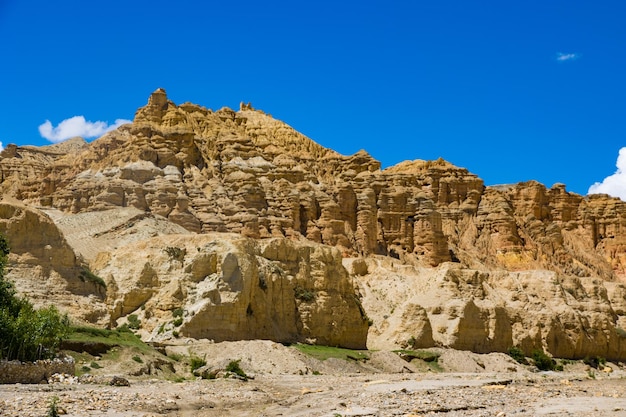 Chhoser Jhong aka Sky Cave une grotte creusée par l'homme dans le désert du Haut Mustang au Népal