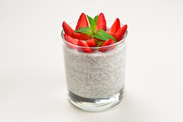 Chia pudding à la fraise et à la menthe sur fond blanc Espace pour le texte ou le dessin