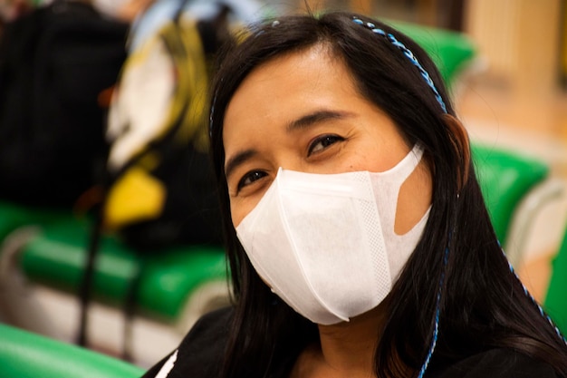 CHIANG MAI THAÏLANDE 28 FÉVRIER Des femmes thaïlandaises voyagent et portent un masque à l'aéroport de Chiangmai pendant l'épidémie de coronavirus COVID 19 et la situation de la poussière PM 25 le 28 février 2020 à Chiang Mai Thaïlande