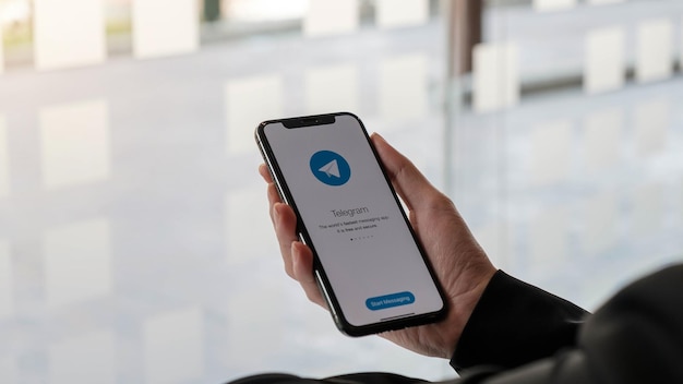CHIANG MAI THAILAND 17 JAN 2021 L'icône de l'application Telegram sur l'écran d'Apple iPhone Xs en gros plan Icône de l'application Telegram Telegram est un réseau de médias sociaux en ligne Application de médias sociaux