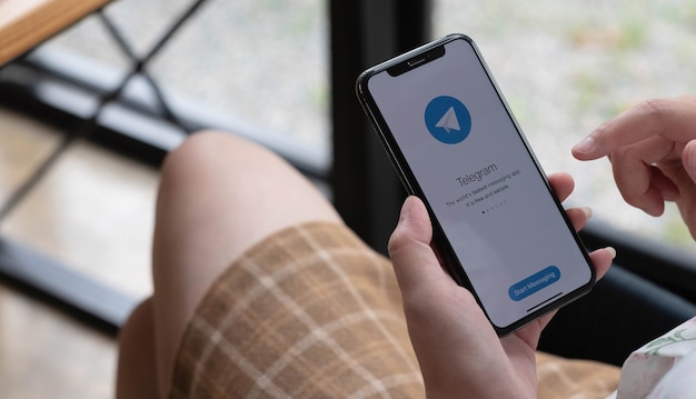 CHIANG MAI, THALANDE 14 NOVEMBRE 2021 : Icône d'application de télégramme sur le gros plan de l'écran Apple iPhone Xs. Icône de l'application Telegram. Telegram est un réseau de médias sociaux en ligne. Application de médias sociaux