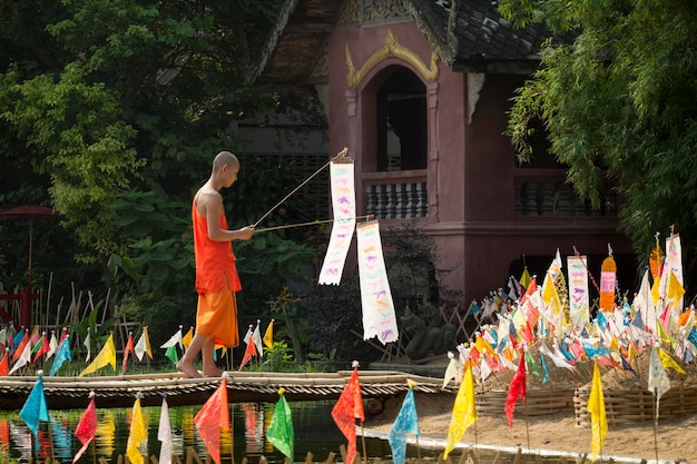 CHIANG MAI THALANDE - 17 AVRIL : festival de Songkran, drapeaux traditionnels d'épingle de moine bouddhiste sur la pagode de sable. AVRIL 17,2014 dans le temple de Phan-Tao, Chiangmai, Thaïlande.