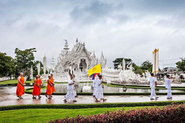 CHIANG RAI, THALANDE - 6 NOVEMBRE 2014 : personnes non identifiées célébrant le festival Loi Krathong au temple Wat Rong Khun.