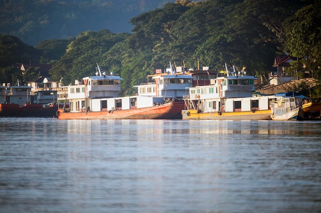 CHIANG RAI, THALANDE - OCTOBRE 16,2015 - Rangée de cargos chinois ancrés dans le fleuve Mékong à quai de Chiang Saen le 16 octobre 2015 à Chiang rai, Thaïlande