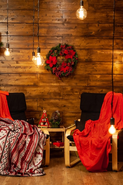 Chiars de Noël confortables dans une belle maison de belles lumières de Noël. Ambiance Magique