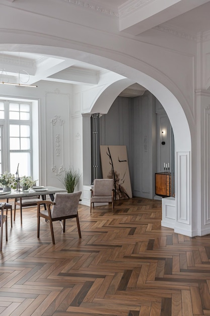 Photo un chic intérieur lumineux coûteux d'un énorme salon dans un manoir historique avec des arches voûtées, des colonnes et des murs blancs décorés d'ornements et de stuc