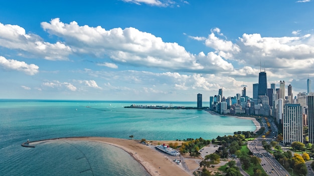 Chicago skyline drone aérien vue de dessus, ville de Chicago gratte-ciel du centre-ville et le lac Michigan cityscape, Illinois, USA