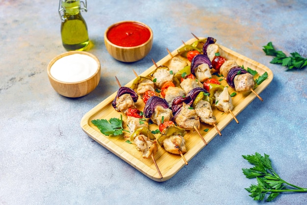 Chicken shish kebab avec des légumes ketchup mayonnaise vue de haut