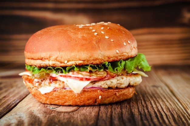 Chickenburger sur un fond en bois