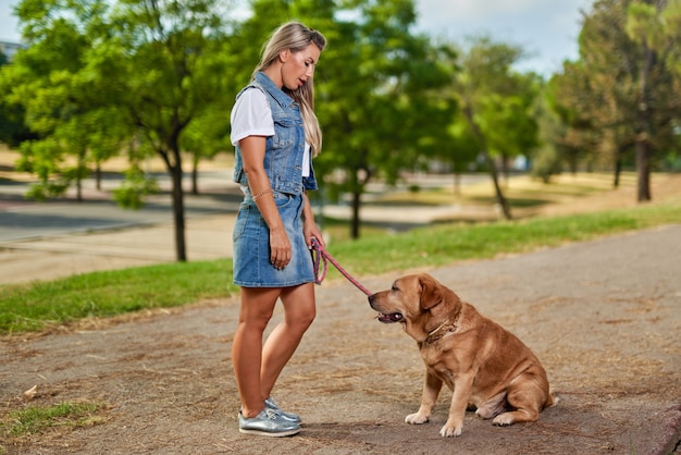 Chien de dressage de femme au parc.