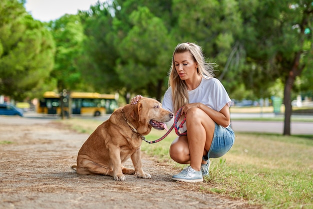 Chien de dressage de femme au parc.