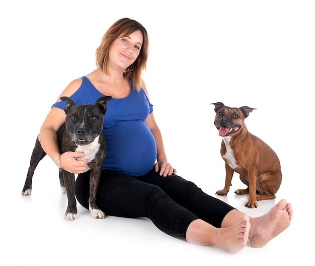 Chien et femme enceinte