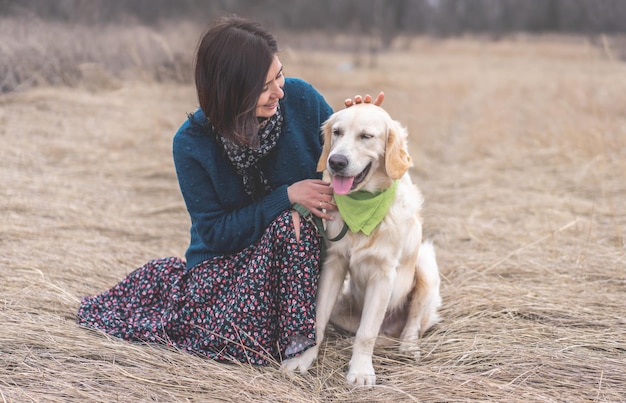 Chien avec femme à l'extérieur