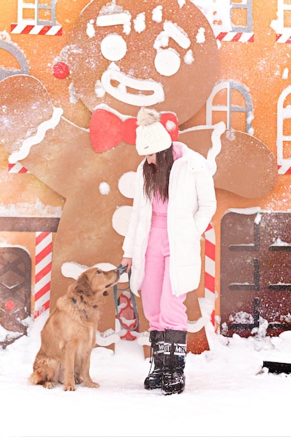 Chien et fille sur le fond de belles décorations de Noël sur la neige