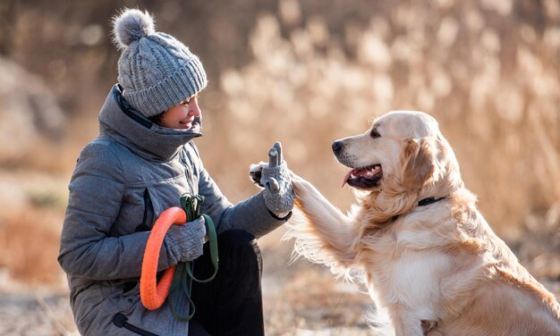 Chien golden retriever avec femme